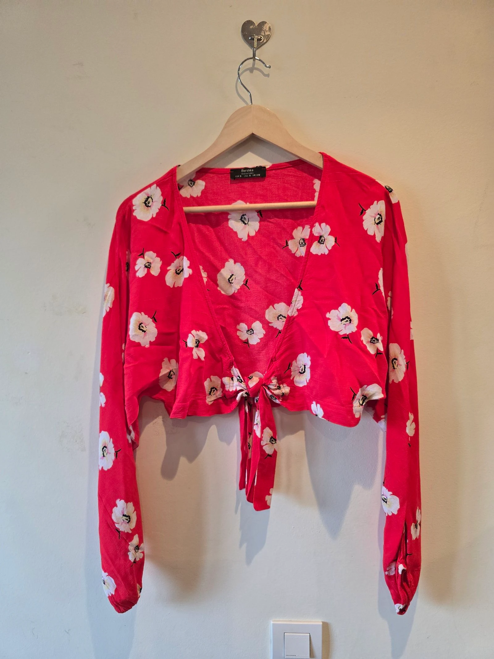 Top crop rojo floral anudado Bershka